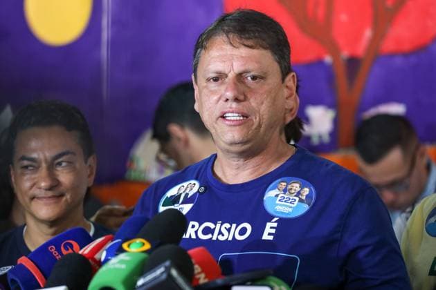 Candidate for re-election, Tarcisio de Freitas votes at a school in the southern zone of Sao Paulo. Candidate for re-election to the government of Sao Paulo, Tarcisio de Freitas (Republicanos) talks with journalists after voting at the Miguel de Cervantes school, in the Morumbi neighborhood, south of Sao Paulo, this Sunday, October 4, 2026. SAO PAULO SP BRAZIL Copyright: xMarinaxUezimax
