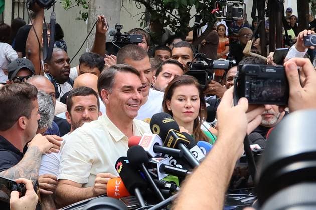 Flavio Bolsonaro votes at a school in the northern zone of Rio de Janeiro. Flavio Bolsonaro (PL RJ), senator and candidate for president of the republic, votes accompanied by his wife Fernanda, Douglas Ruas (PL RJ), state deputy and candidate for governor of Rio de Janeiro, Carlos Portinho (PL RJ), senator and candidate for re-election, and Carlos Jordy (PL RJ), federal deputy and candidate for senator, at the Barao Homem de Mello Municipal School, in Vila Isabel, in the northern zone of the city, this Sunday, the 4th. RIO DE JANEIRO Isabel Village RJ BRAZIL Copyright: xCharlesxShollx