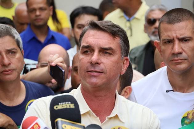 Flavio Bolsonaro votes at a school in the northern zone of Rio de Janeiro. Flavio Bolsonaro (PL RJ), senator and candidate for president of the republic, votes accompanied by his wife Fernanda, Douglas Ruas (PL RJ), state deputy and candidate for governor of Rio de Janeiro, Carlos Portinho (PL RJ), senator and candidate for re-election, and Carlos Jordy (PL RJ), federal deputy and candidate for senator, at the Barao Homem de Mello Municipal School, in Vila Isabel, in the northern zone of the city, this Sunday, the 4th. RIO DE JANEIRO Isabel Village RJ BRAZIL Copyright: xCharlesxShollx