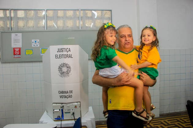 MACEIo, AL - 04.10.2026: ALFREDO GASPAR VOTA EM MACEIo - Vice-presidential candidate Alfredo Gaspar (PL) voted this Sunday morning (4) at the Guido school, in the Farol neighborhood, in the capital of Alagoas. He was accompanied by his two granddaughters. x3025017x GUIDOxJR.