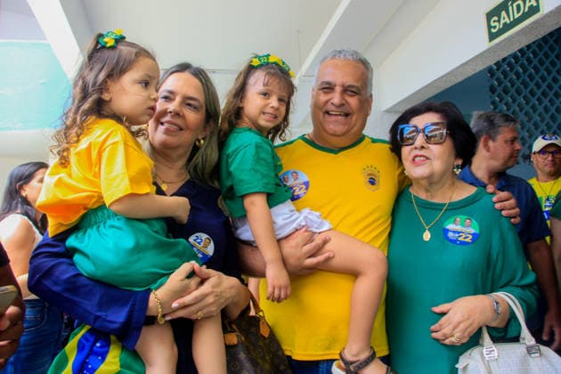 MACEIo, AL - 04.10.2026: ALFREDO GASPAR VOTA EM MACEIo - Vice-presidential candidate Alfredo Gaspar (PL) voted this Sunday morning (4) at the Guido school, in the Farol neighborhood, in the capital of Alagoas. He was accompanied by his two granddaughters. x3025023x GUIDOxJR.