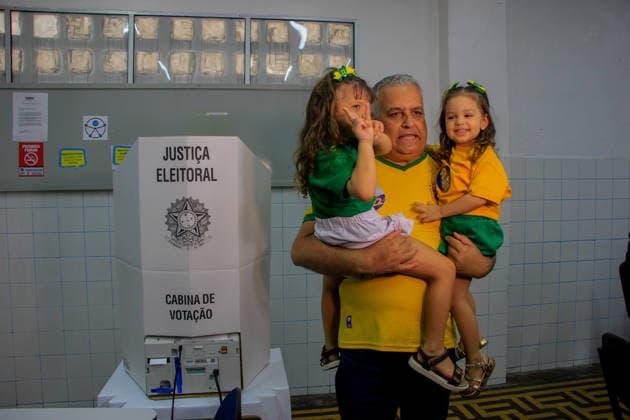 MACEIo, AL - 04.10.2026: ALFREDO GASPAR VOTA EM MACEIo - Vice-presidential candidate Alfredo Gaspar (PL) voted this Sunday morning (4) at the Guido school, in the Farol neighborhood, in the capital of Alagoas. He was accompanied by his two granddaughters. x3025024x GUIDOxJR.