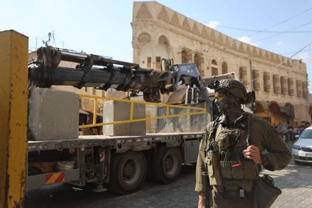 Israeli forces install new military gates in Hebron HEBRON, OCCUPIED WEST BANK, OCTOBER 4, 2026: Newly installed Israeli military gates are seen near entrances to Hebron s Old City as Israeli forces impose additional movement restrictions in the area. One of the new iron gates was installed in the Al-Zahid area, a key route connecting neighborhoods of the Old City and providing access toward the Ibrahimi Mosque. Local shop owner Badr al-Tamimi said the restrictions were affecting access to more than 1,000 commercial shops and over 500 homes in the area. HEBRON Palestine, State of Copyright: x xMosabxshawerx xJNAxPressx