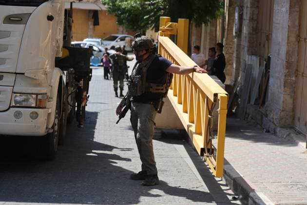 Israeli forces install new military gates in Hebron HEBRON, OCCUPIED WEST BANK, OCTOBER 4, 2026: Newly installed Israeli military gates are seen near entrances to Hebron s Old City as Israeli forces impose additional movement restrictions in the area. One of the new iron gates was installed in the Al-Zahid area, a key route connecting neighborhoods of the Old City and providing access toward the Ibrahimi Mosque. Local shop owner Badr al-Tamimi said the restrictions were affecting access to more than 1,000 commercial shops and over 500 homes in the area. HEBRON Palestine, State of Copyright: x xMosabxshawerx xJNAxPressx