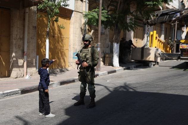 October 4, 2026, Hebron, Palestine, State of: HEBRON, OCCUPIED WEST BANK, OCTOBER 4, 2026: Newly installed Israeli military gates are seen near entrances to Hebron s Old City as Israeli forces impose additional movement restrictions in the area. One of the new iron gates was installed in the Al-Zahid area, a key route connecting neighborhoods of the Old City and providing access toward the Ibrahimi Mosque. Local shop owner Badr al-Tamimi said the restrictions were affecting access to more than 1,000 commercial shops and over 500 homes in the area. Hebron Palestine, State of - ZUMAq101 20261004_zna_q101_063 Copyright: xMosabxShawerx