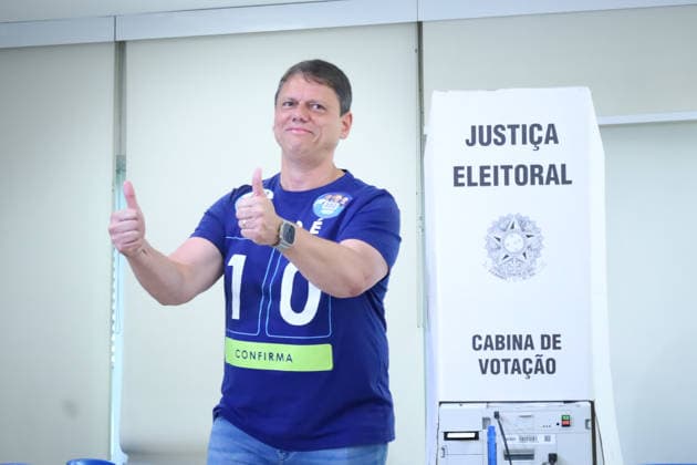 Sao Paulo State Governor candidate Tarcisio de Freitas casts ballot in Sao Paulo SAO PAULO, BRAZIL - OCTOBER 4: Sao Paulo State Governor and candidate for re-election, Tarcisio de Freitas (Republicanos), casts his vote at Colegio Miguel de Cervantes in the Morumbi neighborhood of Sao Paulo, Brazil on October 4, 2026. Julia Ju Anadolu Sao Paulo Brazil. Editorial use only. Please get in touch for any other usage. Copyright: x2026xAnadoluxJuliaxJux