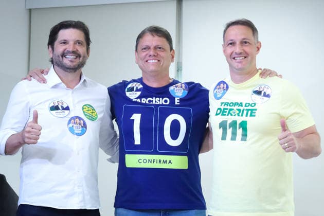 Sao Paulo State Governor candidate Tarcisio de Freitas casts ballot in Sao Paulo SAO PAULO, BRAZIL - OCTOBER 4: Sao Paulo State Governor and candidate for re-election, Tarcisio de Freitas (Republicanos), casts his vote at Colegio Miguel de Cervantes in the Morumbi neighborhood of Sao Paulo, Brazil on October 4, 2026. Freitas was accompanied by Federal Senate candidates Andre do Prado and Guilherme Derrite during the first round of the Brazilian general elections. Julia Ju Anadolu Sao Paulo Brazil. Editorial use only. Please get in touch for any other usage. Copyright: x2026xAnadoluxJuliaxJux