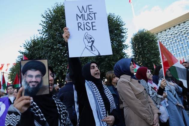 Pro-Palestinian Protesters March Through Istanbul ISTANBUL, TURKIYE, OCTOBER 4, 2026: Demonstrators from left-wing and socialist organizations march from Taksim toward Dolmabahce in Istanbul in solidarity with Palestinians. Participants carried Palestinian flags and chanted slogans while protesting Israel™s military operations in Gaza and calling attention to the humanitarian situation facing Palestinians. Istanbul Türkiye Copyright: x xDilaraxAcikgozx xJNAxPressx