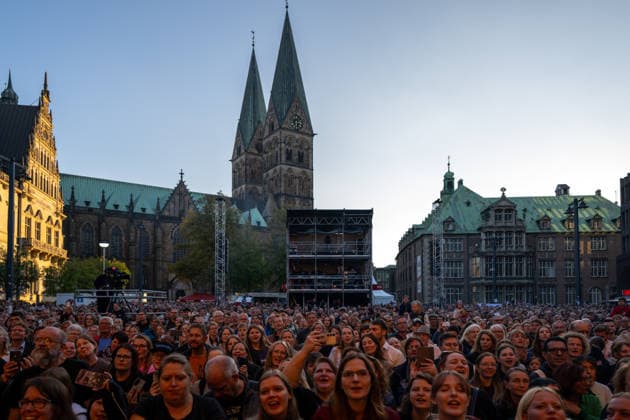 Celebrating German Unity Day in Bremen: German Unity Day 2026 celebrations, Bremen, October 4, 2026; Bremen, public festival, Kamrad Bremen concert, Germany, October 4, 2026: Celebrating German Unity Day in Bremen at the Market Square and City Hall on October 4, 2026, in Bremen, Germany. Photo by Axel Kaste. Kamrad concert in Bremen’s Market Square and City Hal Tag der Deutschen Einheit Konzert Kamrad + Versengold 4.10.26 LR-2064