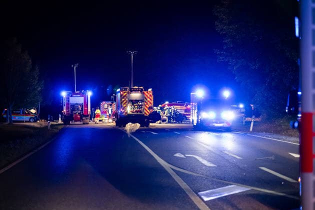 Schwerer Verkehrsunfall auf B428 Fahrer nach Kollision mit Rettungshubschrauber abtransportiert Am 04.10.2026 gegen 20:20 Uhr kam es auf der B428 Höhe Hackenheim zu einem schweren Verkehrsunfall mit zwei verletzten Fahrern. Ein PKW aus einer Seitenstraße kollidierte beim Abbiegevorgang mit der Fahrerseite eines zweiten Fahrzeugs. Nach Angaben von Alexander Jodeleit, Pressesprecher der Feuerwehr Bad Kreuznach, stellte die Feuerwehr den Brandschutz sicher, sicherte die Fahrzeuge und die Einsatzstelle und führte ein Batteriemanagement durch. Ein Fahrer wurde durch die Feuerwehr aus dem Fahrzeug befreit und mit einem Rettungshubschrauber abtransportiert. Die B428 war für die Dauer der Maßnahmen voll gesperrt. Hackenheim B428 Rheinland-