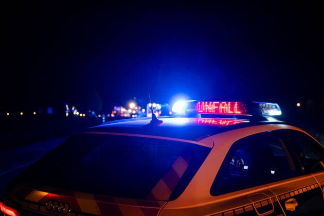 Schwerer Verkehrsunfall auf B428 Fahrer nach Kollision mit Rettungshubschrauber abtransportiert Am 04.10.2026 gegen 20:20 Uhr kam es auf der B428 Höhe Hackenheim zu einem schweren Verkehrsunfall mit zwei verletzten Fahrern. Ein PKW aus einer Seitenstraße kollidierte beim Abbiegevorgang mit der Fahrerseite eines zweiten Fahrzeugs. Nach Angaben von Alexander Jodeleit, Pressesprecher der Feuerwehr Bad Kreuznach, stellte die Feuerwehr den Brandschutz sicher, sicherte die Fahrzeuge und die Einsatzstelle und führte ein Batteriemanagement durch. Ein Fahrer wurde durch die Feuerwehr aus dem Fahrzeug befreit und mit einem Rettungshubschrauber abtransportiert. Die B428 war für die Dauer der Maßnahmen voll gesperrt. Hackenheim B428 Rheinland-