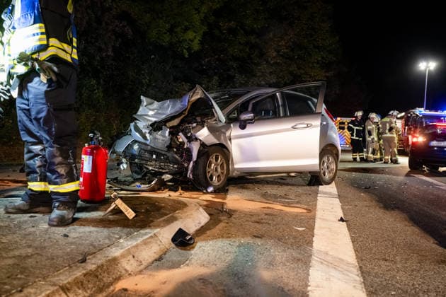 Schwerer Verkehrsunfall auf B428 Fahrer nach Kollision mit Rettungshubschrauber abtransportiert Am 04.10.2026 gegen 20:20 Uhr kam es auf der B428 Höhe Hackenheim zu einem schweren Verkehrsunfall mit zwei verletzten Fahrern. Ein PKW aus einer Seitenstraße kollidierte beim Abbiegevorgang mit der Fahrerseite eines zweiten Fahrzeugs. Nach Angaben von Alexander Jodeleit, Pressesprecher der Feuerwehr Bad Kreuznach, stellte die Feuerwehr den Brandschutz sicher, sicherte die Fahrzeuge und die Einsatzstelle und führte ein Batteriemanagement durch. Ein Fahrer wurde durch die Feuerwehr aus dem Fahrzeug befreit und mit einem Rettungshubschrauber abtransportiert. Die B428 war für die Dauer der Maßnahmen voll gesperrt. Hackenheim B428 Rheinland-