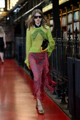 PFW Valentino Runway A model walks the runway at the Valentino show during Paris Fashion Week, in Paris, France on 4 October 2026. Photo by Julien Reynaud APS-Medias ABACAPRESS.COM Paris France Copyright: xReynaudxJulien APS-Medias ABACAx
