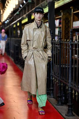PFW Valentino Runway A model walks the runway at the Valentino show during Paris Fashion Week, in Paris, France on 4 October 2026. Photo by Julien Reynaud APS-Medias ABACAPRESS.COM Paris France Copyright: xReynaudxJulien APS-Medias ABACAx