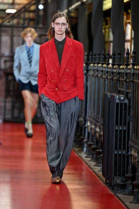 PFW Valentino Runway A model walks the runway at the Valentino show during Paris Fashion Week, in Paris, France on 4 October 2026. Photo by Julien Reynaud APS-Medias ABACAPRESS.COM Paris France Copyright: xReynaudxJulien APS-Medias ABACAx