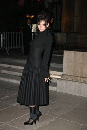 PFW Jean Paul Gaultier Outside Arrivals Guest arriving at Jean Paul Gaultier show during Paris Fashion Week, in Paris, France on 4 October 2026. Photo by Julien Reynaud APS-Medias ABACAPRESS.COM Paris France Copyright: xReynaudxJulien APS-Medias ABACAx