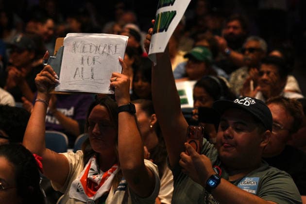 October 4, 2026, Bakersfield, California, USA: Bakersfield, California, U.S. - Bernie Sanders hosted a Fighting Oligarchy rally in Bakersfield Calif. Sunday afternoon. Bakersfield USA - ZUMAw332 20261004_aap_w332_002 Copyright: xNealxWatersx