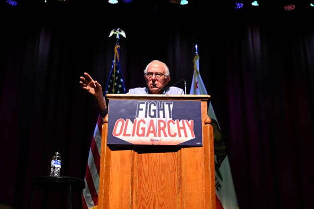 October 4, 2026, Bakersfield, California, USA: Bakersfield, California, U.S. - Bernie Sanders hosted a Fighting Oligarchy rally in Bakersfield Calif. Sunday afternoon. Bakersfield USA - ZUMAw332 20261004_aap_w332_012 Copyright: xNealxWatersx