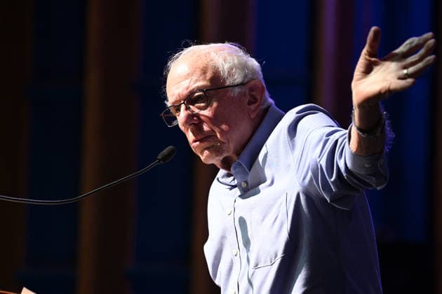 October 4, 2026, Bakersfield, California, USA: Bakersfield, California, U.S. - Bernie Sanders hosted a Fighting Oligarchy rally in Bakersfield Calif. Sunday afternoon. Bakersfield USA  - ZUMAw332 20261004_aap_w332_017 Copyright: xNealxWatersx