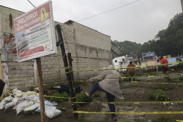 Heavy rains linked to El Nino trigger severe land collapse in Guatemala SAN MIGUEL PETAPA, GUATEMALA - OCTOBER 04: Residents try to go on with their daily lives amid severe damage and collapsed structures in the Villa Hermosa I neighborhood following relentless rainfall and the overflow of the Pinula River in San Miguel Petapa, Guatemala on October 04, 2026. The rising waters, linked to the El Nino phenomenon, triggered extensive riverbank erosion and land loss, damaging several homes and leaving nearby properties at continuous risk of collapse. Luis Vargas Anadolu San Miguel Petapa Guatemala. Editorial use only. Please get in touch for any other usage. Copyright: x2026xAnadoluxLuisxVargasx