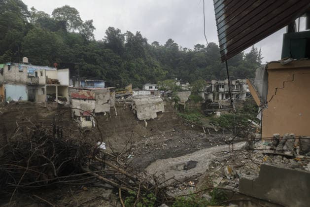 Heavy rains linked to El Nino trigger severe land collapse in Guatemala SAN MIGUEL PETAPA, GUATEMALA - OCTOBER 04: The Pinula River surges following relentless rainfall linked to the El Nino phenomenon, triggering severe erosion and the collapse of homes in the Villa Hermosa I neighborhood of San Miguel Petapa, Guatemala on October 04, 2026. Official reports indicate extensive structural damage and continuous land loss, exacerbating years of riverbank erosion and placing neighboring residential properties at critical risk as heavy precipitation and scouring persist. Luis Vargas Anadolu San Miguel Petapa Guatemala. Editorial use only. Please get in touch for any other usage. Copyright: x2026xAnadoluxLuisxVargasx