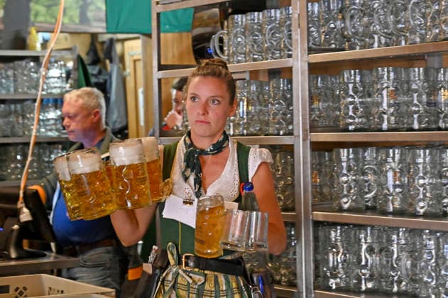 Beer service at the 191st Oktoberfest 2026 at the Theresienwiese in Munich, October 4, 2026 Foto:xB.xSaarx xFuturexImagex oktoberfest_6010