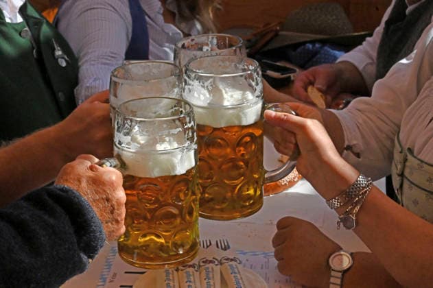 Beer service at the 191st Oktoberfest 2026 at the Theresienwiese in Munich, October 4, 2026 Foto:xB.xSaarx xFuturexImagex oktoberfest_6013