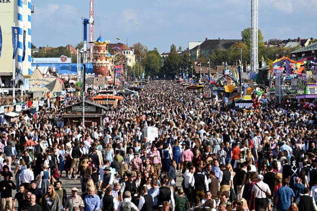 Oktoberfest visitors at the 191st Oktoberfest in 2026 at the Theresienwiese in Munich, October 4, 2026 Foto:xB.xSaarx xFuturexImagex oktoberfest_6017