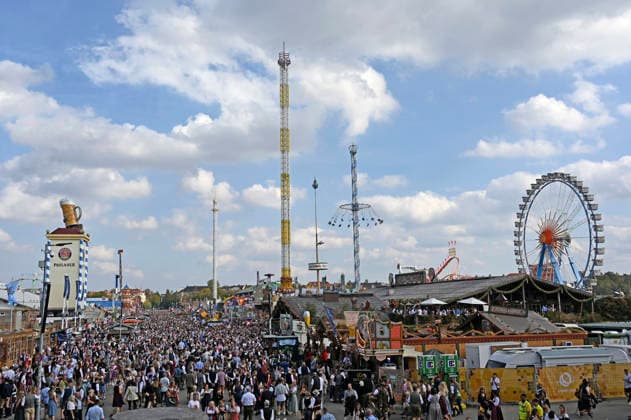 Oktoberfest visitors at the 191st Oktoberfest in 2026 at the Theresienwiese in Munich, October 4, 2026 Foto:xB.xSaarx xFuturexImagex oktoberfest_6025