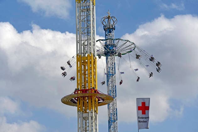 The SkyFall free-fall tower and the Bayern Tower at the 191st Oktoberfest in 2026 at the Theresienwiese in Munich, October 4, 2026 Foto:xB.xSaarx xFuturexImagex oktoberfest_6027