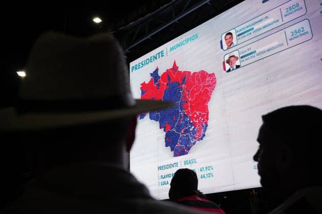 October 4, 2026, Rio De Janeiro, Brazil: RIO DE JANEIRO, BRAZIL, OCTOBER 4, 2026: Supporters of Brazilian President Luiz Inacio Lula da Silva gather in Rio de Janeiro to follow the results of the first round of Brazil s presidential election. Senator Flavio Bolsonaro finished first with 47.03 percent of valid votes, while Lula received 45.16 percent, sending the presidential race to a runoff after neither candidate secured an outright majority. The second round is scheduled for October 25 Rio De Janeiro Brazil - ZUMAq101 20261004_zna_q101_168 Copyright: xMarianaxGreifx
