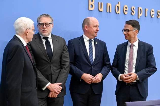 ABB BPK Dr. Josef Schuster, President of the Central Council of Jews in Germany; Prof. Dr. Steffen Augsberg, Professor of Public Law, Justus Liebig University of Giessen; Uwe Becker, Representative of