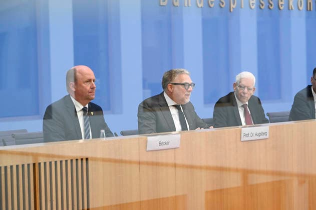 ABB BPK Dr. Josef Schuster, President of the Central Council of Jews in Germany; Prof. Dr. Steffen Augsberg, Professor of Public Law, Justus Liebig University of Giessen; Uwe Becker, Representative of