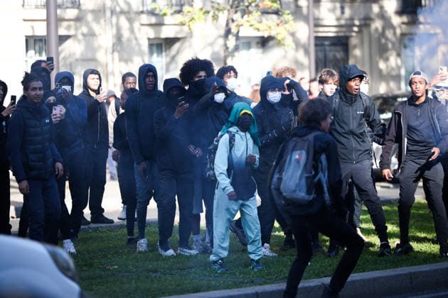 Clashes With Police During Student Protest - Paris Clashes between protesters and police during the student demonstration between the Lycee Paul Valéry and the Lycée Elisa Lemonnier in the 12th arrondissement of Paris, France on October 5, 2026. Students continue their protest to demand the hiring of substitute teachers, increased resources, and decent learning conditions. Photo by Raphael Lafargue ABACAPRESS.COM Paris France Copyright: xLafarguexRaphael ABACAx