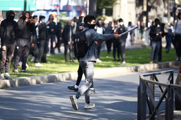Clashes With Police During Student Protest - Paris Clashes between protesters and police during the student demonstration between the Lycee Paul Valéry and the Lycée Elisa Lemonnier in the 12th arrondissement of Paris, France on October 5, 2026. Students continue their protest to demand the hiring of substitute teachers, increased resources, and decent learning conditions. Photo by Raphael Lafargue ABACAPRESS.COM Paris France Copyright: xLafarguexRaphael ABACAx