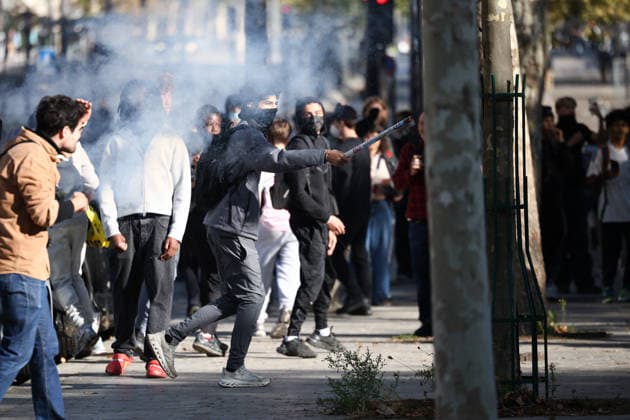 Clashes With Police During Student Protest - Paris Clashes between protesters and police during the student demonstration between the Lycee Paul Valéry and the Lycée Elisa Lemonnier in the 12th arrondissement of Paris, France on October 5, 2026. Students continue their protest to demand the hiring of substitute teachers, increased resources, and decent learning conditions. Photo by Raphael Lafargue ABACAPRESS.COM Paris France Copyright: xLafarguexRaphael ABACAx