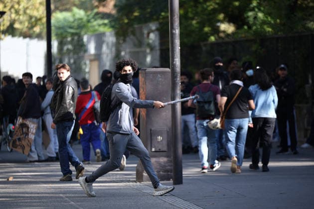 Clashes With Police During Student Protest - Paris Clashes between protesters and police during the student demonstration between the Lycee Paul Valéry and the Lycée Elisa Lemonnier in the 12th arrondissement of Paris, France on October 5, 2026. Students continue their protest to demand the hiring of substitute teachers, increased resources, and decent learning conditions. Photo by Raphael Lafargue ABACAPRESS.COM Paris France Copyright: xLafarguexRaphael ABACAx