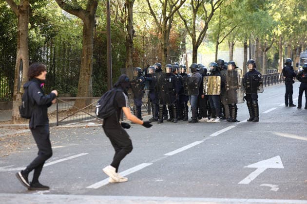 Clashes With Police During Student Protest - Paris Clashes between protesters and police during the student demonstration between the Lycee Paul Valéry and the Lycée Elisa Lemonnier in the 12th arrondissement of Paris, France on October 5, 2026. Students continue their protest to demand the hiring of substitute teachers, increased resources, and decent learning conditions. Photo by Raphael Lafargue ABACAPRESS.COM Paris France Copyright: xLafarguexRaphael ABACAx