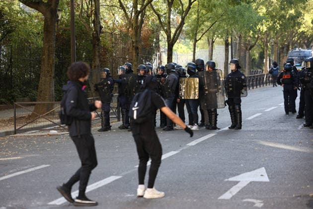 Clashes With Police During Student Protest - Paris Clashes between protesters and police during the student demonstration between the Lycee Paul Valéry and the Lycée Elisa Lemonnier in the 12th arrondissement of Paris, France on October 5, 2026. Students continue their protest to demand the hiring of substitute teachers, increased resources, and decent learning conditions. Photo by Raphael Lafargue ABACAPRESS.COM Paris France Copyright: xLafarguexRaphael ABACAx