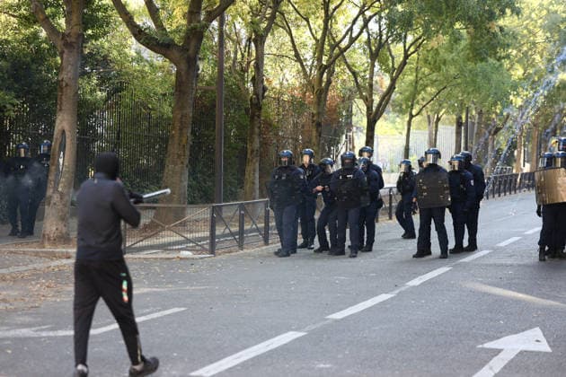 Clashes With Police During Student Protest - Paris Clashes between protesters and police during the student demonstration between the Lycee Paul Valéry and the Lycée Elisa Lemonnier in the 12th arrondissement of Paris, France on October 5, 2026. Students continue their protest to demand the hiring of substitute teachers, increased resources, and decent learning conditions. Photo by Raphael Lafargue ABACAPRESS.COM Paris France Copyright: xLafarguexRaphael ABACAx