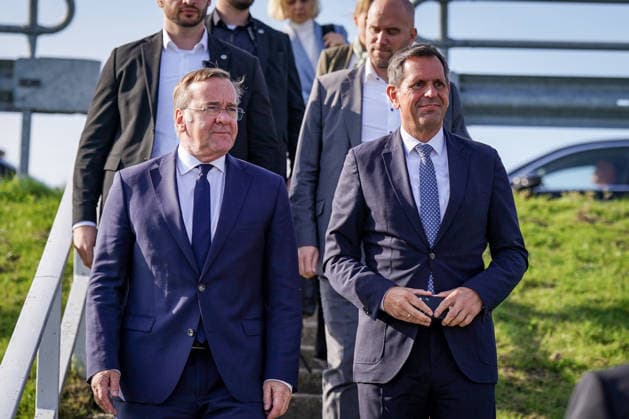 Germany, Emden: Federal Minister of Defense Boris Pistorius (left) and Lower Saxony’s Minister President Olaf Lies (right) at the press conference announcing the decision to establish a second German Navy base on the North Sea coast; Emden will be the site of the new naval base Copyright: xJOERANxSTEINSIEKx