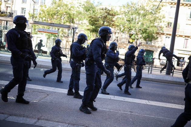 Clashes With Police During Student Protest - Paris Clashes between protesters and police during the student demonstration between the Lycee Paul Valéry and the Lycée Elisa Lemonnier in the 12th arrondissement of Paris, France on October 5, 2026. Students continue their protest to demand the hiring of substitute teachers, increased resources, and decent learning conditions. Photo by Raphael Lafargue ABACAPRESS.COM Paris France Copyright: xLafarguexRaphael ABACAx