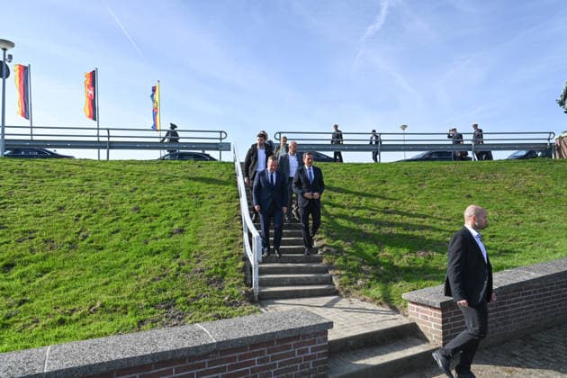 Navy to Get New Port in Emden Olaf Lies (SPD), Minister-President of Lower Saxony, arrives with Boris Pistorius (SPD), Federal Minister of Defense, at the Knock Main Pumping Station. Federal Minister of Defense Boris Pistorius (SPD) announced today that a new naval port is to be bu Copyright: xdiebildwerftx