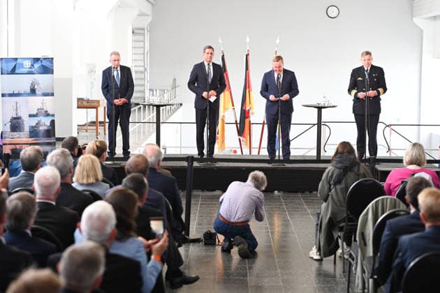 Navy to Get New Port in Emden Emden’s First City Councilor Horst Jahnke (SPD), Olaf Lies (SPD), Minister-President of Lower Saxony, Boris Pistorius (SPD), Federal Mi Copyright: xdiebildwerftx