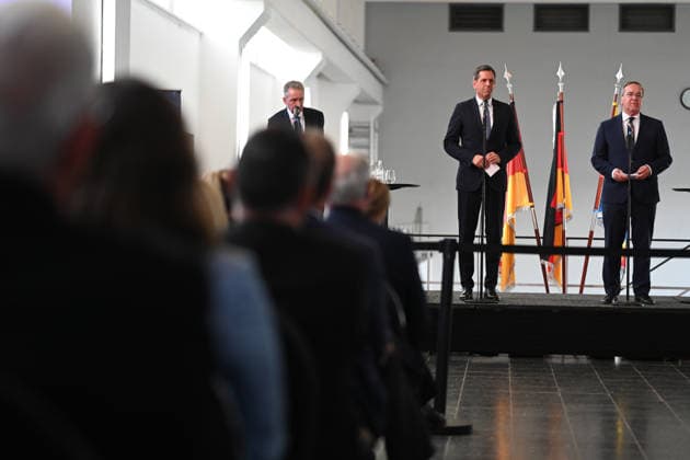 Navy to Get New Port in Emden Emden’s First Councilman Horst Jahnke (SPD), Olaf Lies (SPD), Minister-President of Lower Saxony, Boris Pistorius (SPD), Federal Minist Copyright: xdiebildwerftx