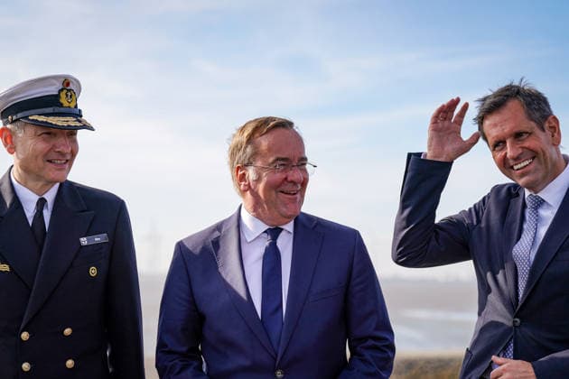 Germany, Emden: Vice Admiral Wilhelm Tobias Abry, Inspector General of the Navy (left), Federal Minister of Defense Boris Pistorius (center), and Lower Saxony’s Minister-President Olaf Lies (right) at a press event announcing the decision to locate the German Navy’s new naval base in Emden. Olaf Lies waves in a gro Copyright: xJOERANxSTEINSIEKx
