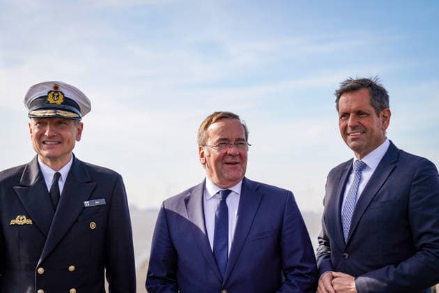 Germany, Emden: Vice Admiral Wilhelm Tobias Abry, Inspector General of the Navy (left), Federal Minister of Defense Boris Pistorius (center), and Lower Saxony’s Minister President Olaf Lies (right) at a press conference announcing the decision to locate the German Navy’s new naval base in Emden. Olaf Lies waves dur Copyright: xJOERANxSTEINSIEKx