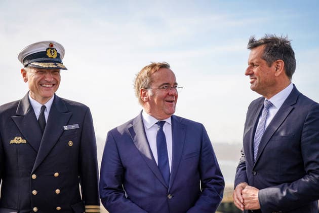 Germany, Emden: Vice Admiral Wilhelm Tobias Abry, Inspector General of the Navy (left), Federal Minister of Defense Boris Pistorius (center), and Lower Saxony’s Minister President Olaf Lies (right) at a press conference announcing the decision to locate the German Navy’s new naval base in Emden. Olaf Lies waves dur Copyright: xJOERANxSTEINSIEKx