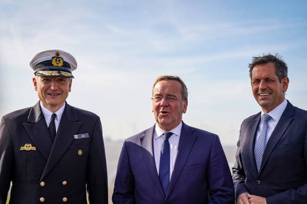 Germany, Emden: Vice Admiral Wilhelm Tobias Abry, Inspector General of the Navy (left), Federal Minister of Defense Boris Pistorius (center), and Lower Saxony’s Minister President Olaf Lies (right) at a press conference announcing the decision to locate the German Navy’s new naval base in Emden. Olaf Lies waves dur Copyright: xJOERANxSTEINSIEKx