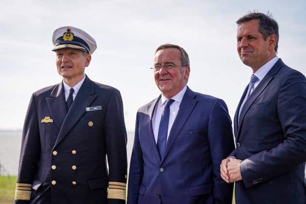 Germany, Emden: Vice Admiral Wilhelm Tobias Abry, Inspector General of the Navy (left), Federal Minister of Defense Boris Pistorius (center), and Lower Saxony’s Minister President Olaf Lies (right) at a press conference announcing the decision to locate the German Navy’s new naval base in Emden. Olaf Lies waves dur Copyright: xJOERANxSTEINSIEKx